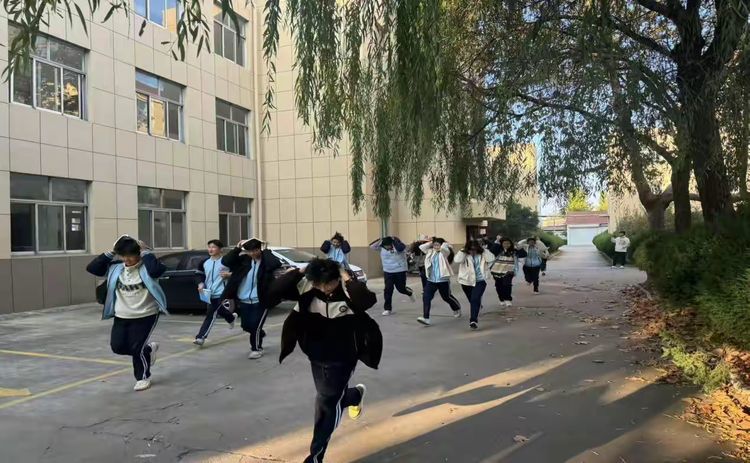 学校成功举办紧急疏散演练