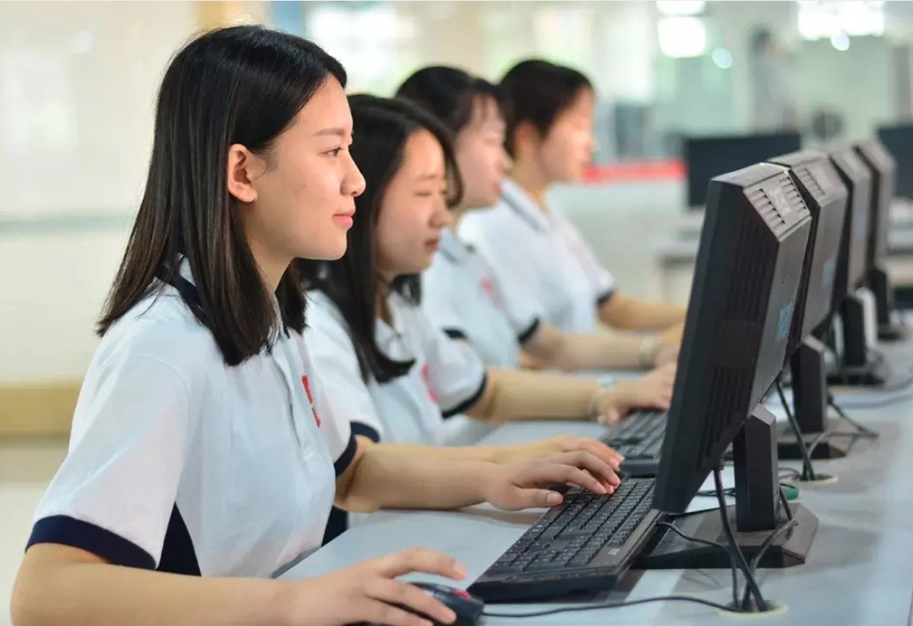 青岛兴华汽车工程学校---计算机应用专业